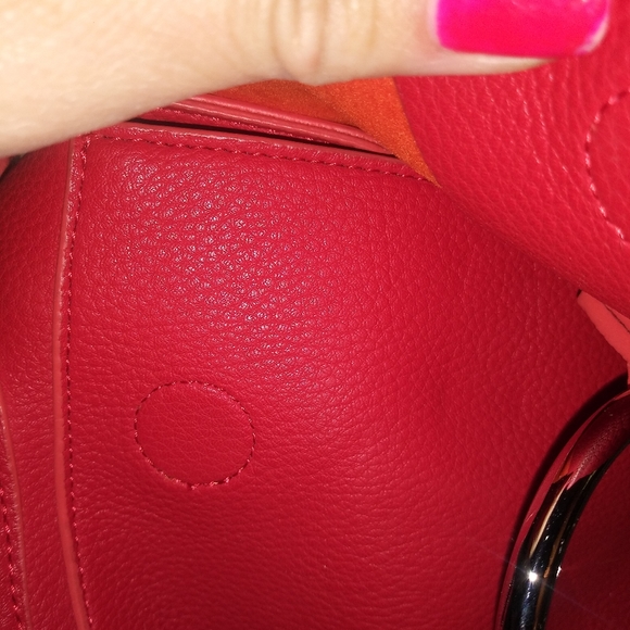 Super Lightweight Chic Red Crossbody Bag in a Pebbled Grain Vegan Leather. - Picture 7 of 11